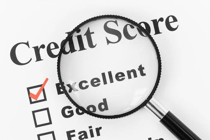 ¿Cómo afectan los puntajes de crédito las tasas de interés de los préstamos personales?
